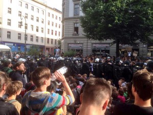 Multikulti in Kreuzberg: Berliner Polizei wartet auf Befehle zu Schmerzgriff, Bayern können es nicht fassen.