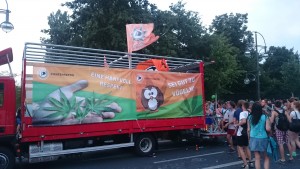 Truck der PIRATEN Berlin mit tanzenden Menschen